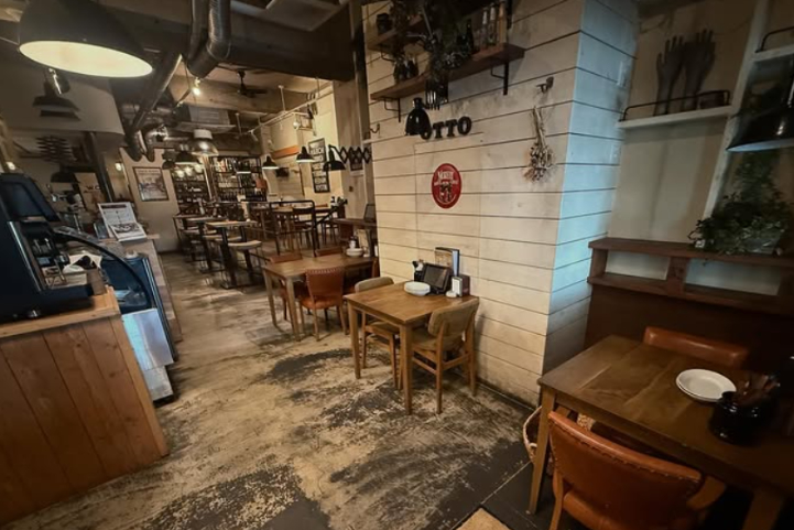Instagramの投稿画像（OTTOのメインテーブルが見える店内）