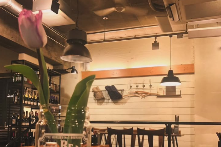 Instagramの投稿画像（花を生けたグラスと店内）